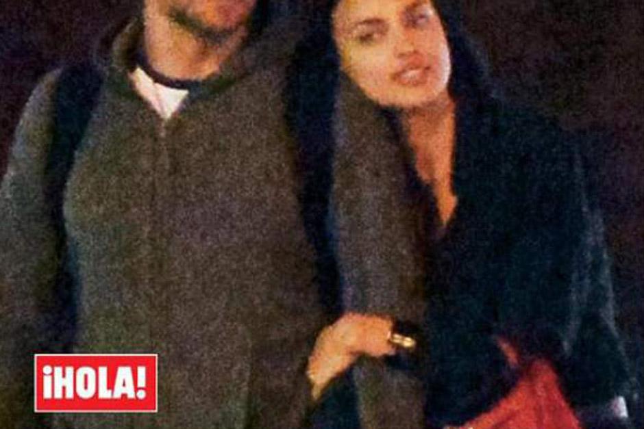 La Revista Hola capt&oacute; a Cooper e Irina paseando juntos por Manhattan. (Foto: Revista Hola)