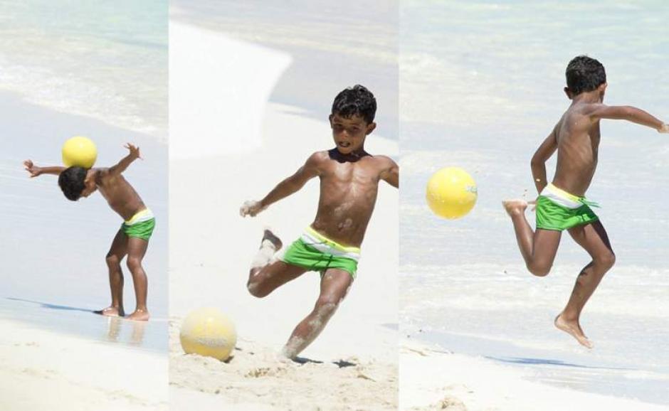 En la playa de Miami fue captado Cristiano Jr. mostrando su habilidad con el bal&oacute;n. (Foto: Tomadas de Daily Mail)