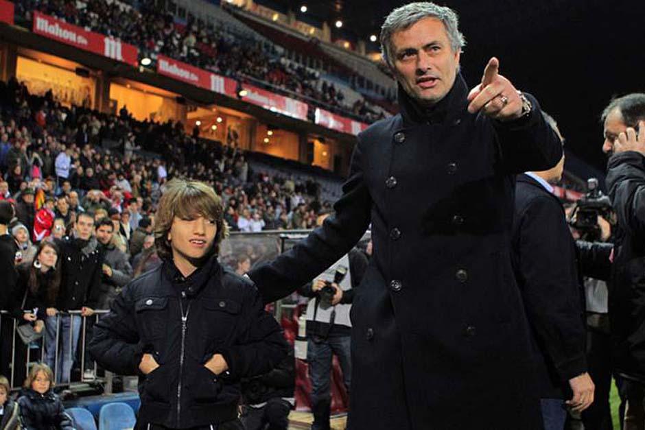 Mourinho agradeci&oacute; a su hijo ser un aficionado m&aacute;s, uno que lo ha apoyado en todo momento. (Foto: AFP)