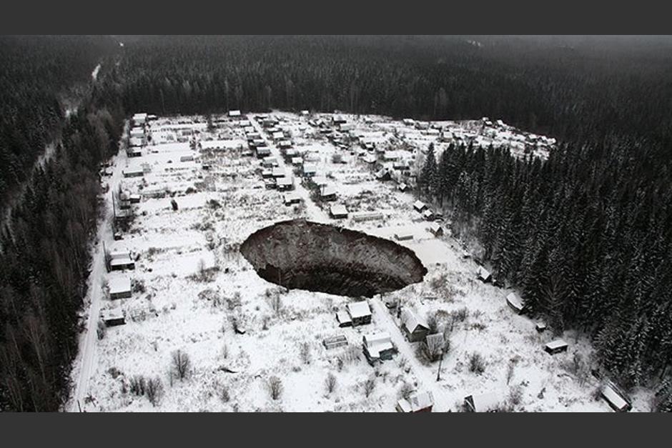 El enorme cr&aacute;ter formado en Rusia sigue creciendo. (Foto: Uralkali.com)