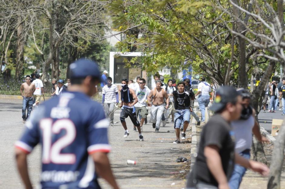 Cientos de v&aacute;ndalos con el rostro cubierto se enfrentaron en las afueras del estadio Revoluci&oacute;n, en la zona 12 capitalina. (Foto: Nuestro Diario)