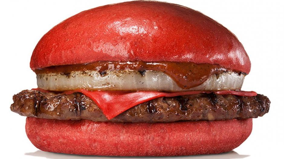 La cadena de comida r&aacute;pida Burger King comercializar&aacute; a partir del pr&oacute;ximo 3 de julio una hamburguesa con queso y pan de color rojo. (Foto: www.ecestaticos.com)