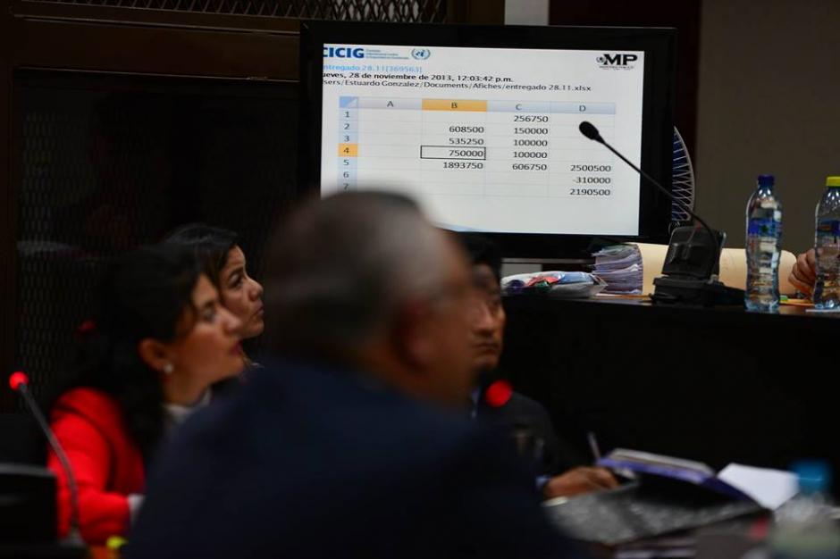 Salvador Estuardo Gonz&aacute;lez "Eco" explica los documentos de su computadora. (Foto: Wilder L&oacute;pez/Soy502) 