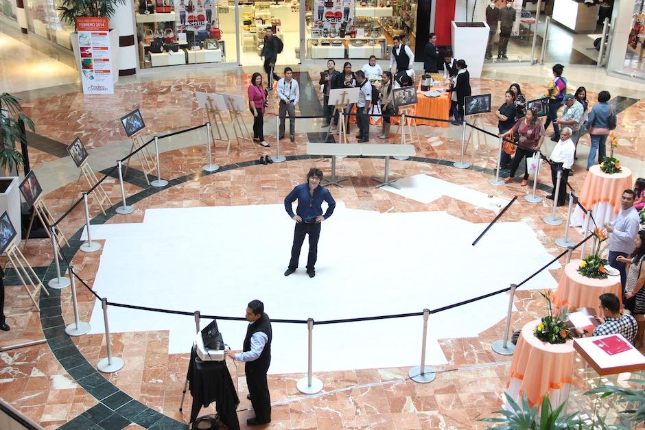 El artista de la "Anamorfosis", Eduardo Relero, posa frente a su lienzo en blanco. (Foto: Luis Barrios/Soy502)&nbsp;