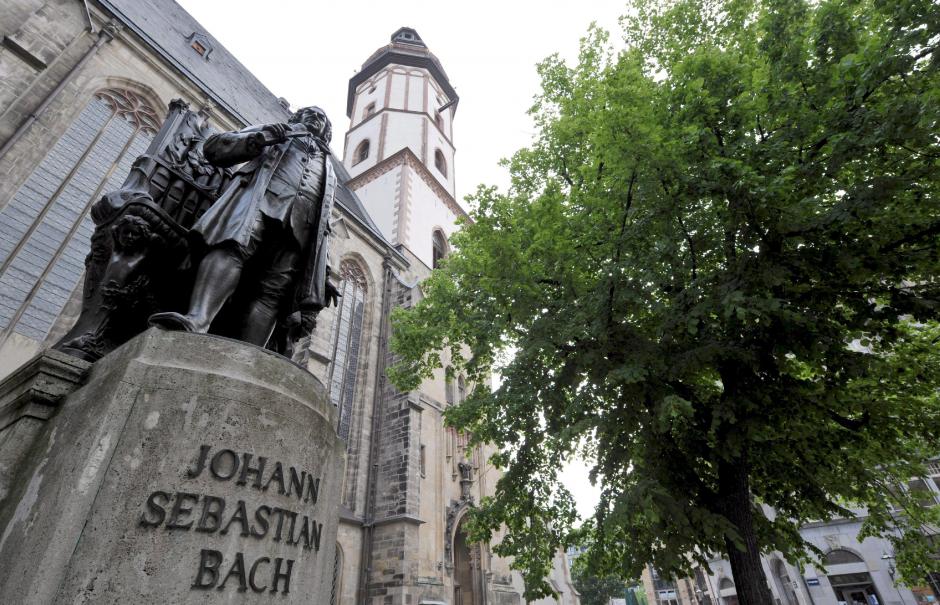 Imagen de la escultura en bronce del m&uacute;sico Johann-Sebastian Bach, realizada por Carl Seffner, a la entrada de la iglesia de St. Thomas en Leipzig, Alemania. (Foto: EFE)