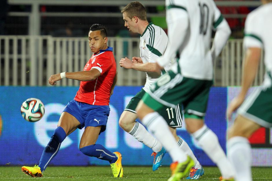 Alexis S&aacute;nchez fue el hombre del partido. El jugador del Barcelona le dio la victoria a Chile con dos asistencias. (Foto: EFE)