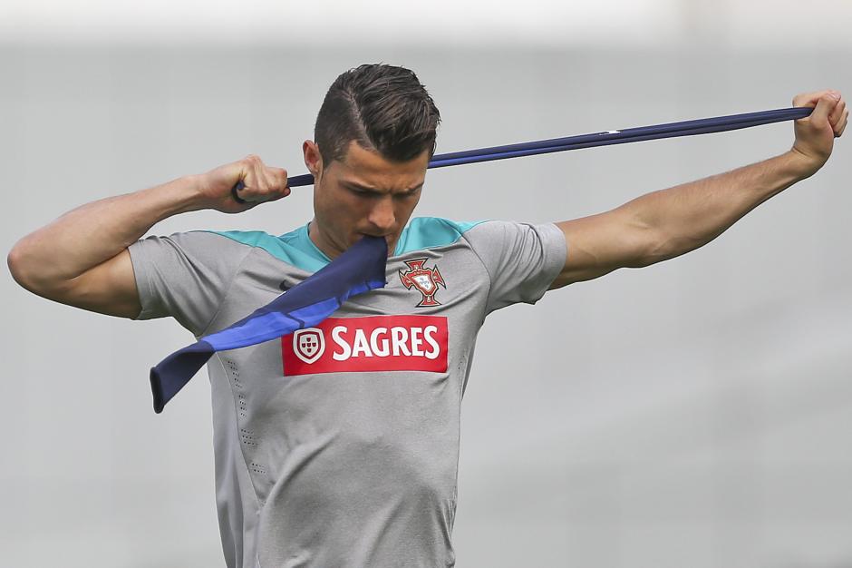 El portugu&eacute;s Cristiano Ronaldo apura su recuperaci&oacute;n para Brasil. (Foto: EFE)