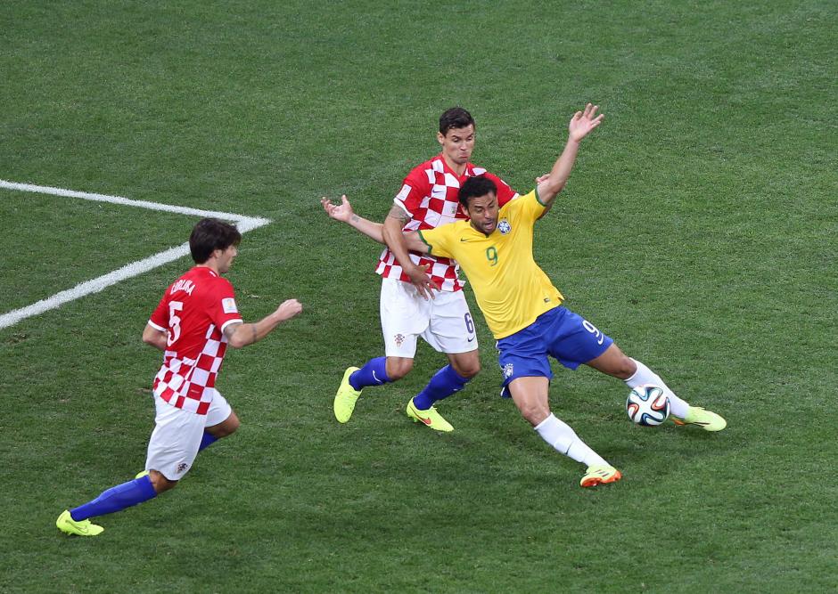 Hubo un m&iacute;nimo contacto y el atacante de Brasil, Fred, cay&oacute; desparramado a la gramilla. (Foto: EFE)