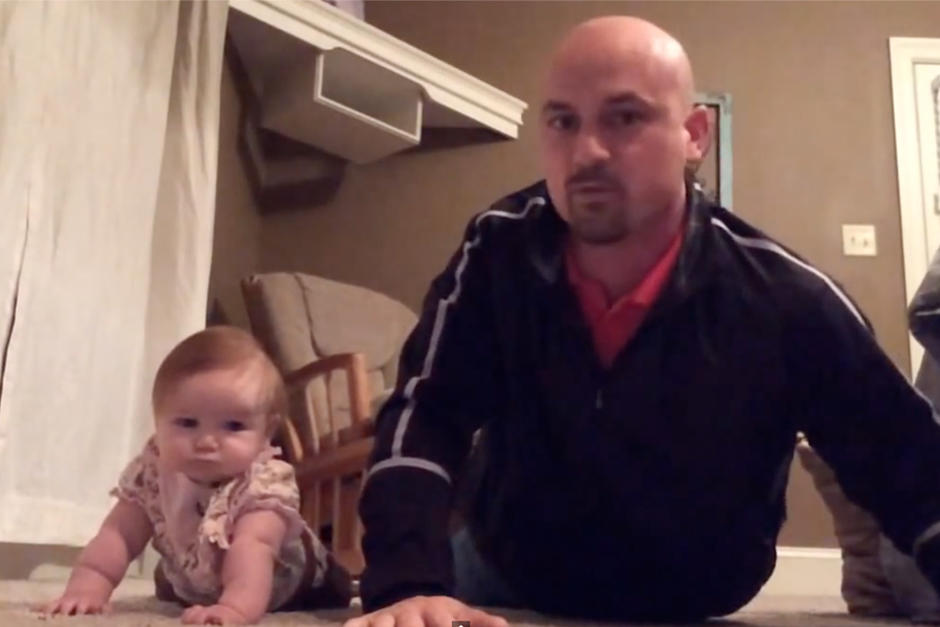 En el material, subido al portal, se puede ver a ambos realizando ejercicios. (Foto: YouTube)