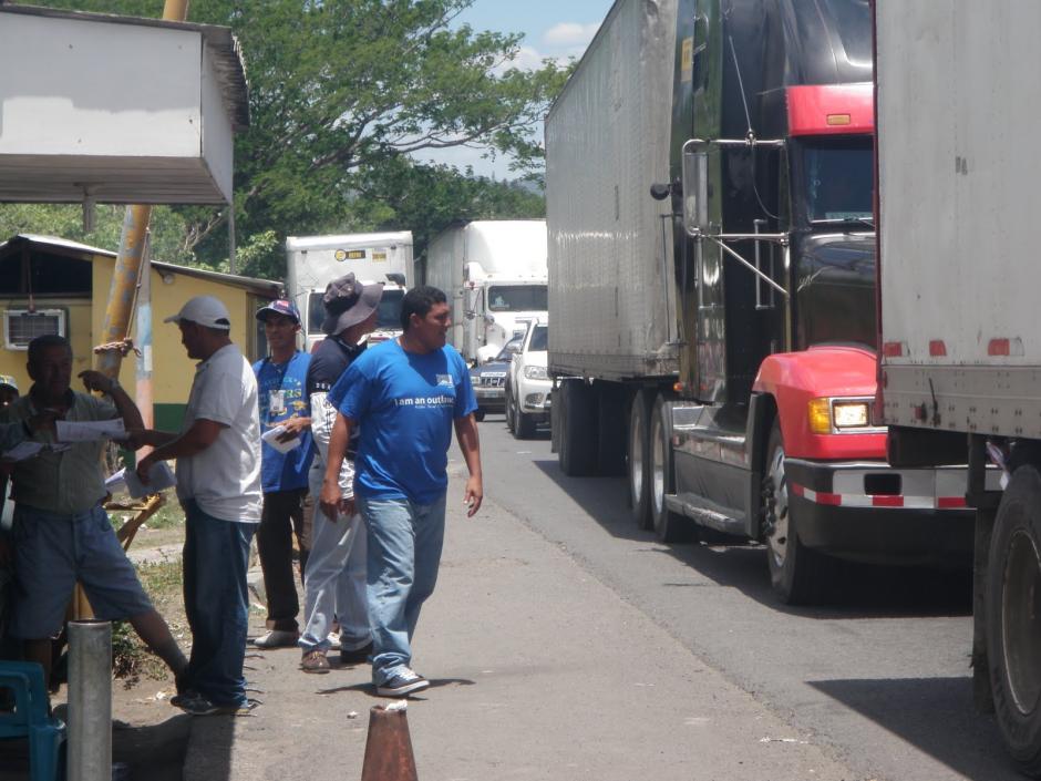 Paso de la frontera El Amatillo entre El Salvador y Honduras. (andthenweweregone.blogspot.com)