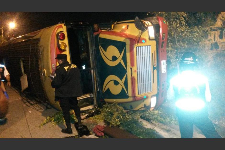 El accidente que dej&oacute; mas de 20 personas heridas ocurri&oacute; al final de la avenida Hincapi&eacute;. Rescatistas de bomberos Voluntarios y Municipales trasladaron a varios pasajeros heridos al Hospital Roosevelt. (Foto: Bomberos Voluntarios)