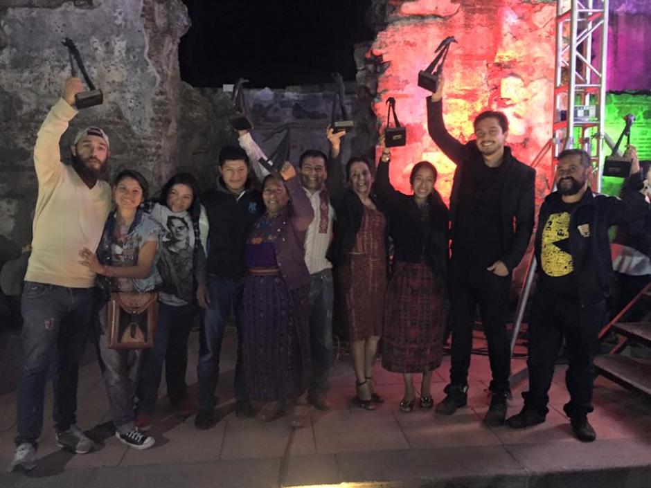 El equipo de Ixcanul alza sus 6 galardones, recibidos la noche de los Premios Ícaro. (Foto: Ixcanul oficial)&nbsp;