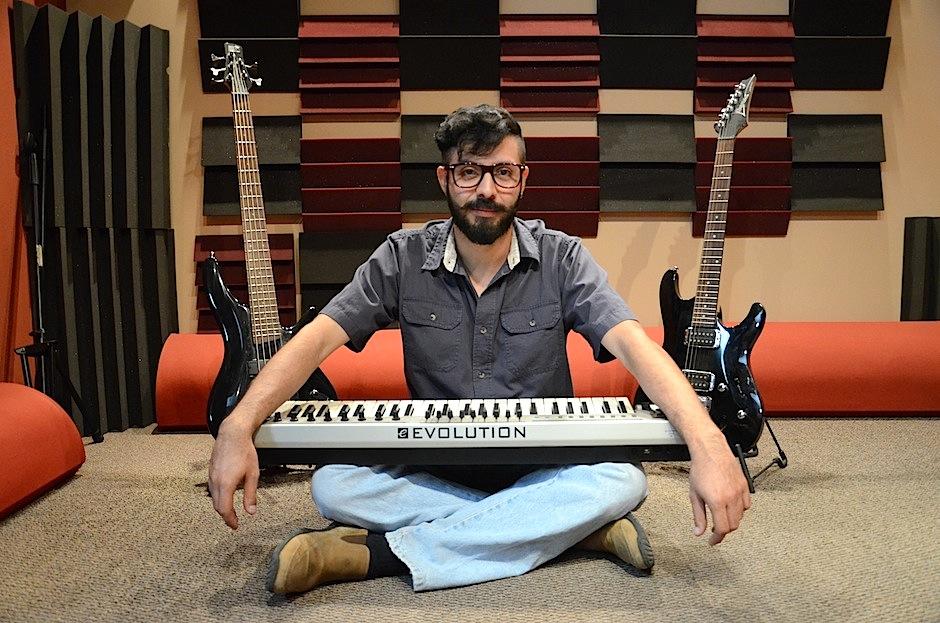 El m&uacute;sico Vladimir Villatoro es el creador de "El Jocotillo Marimba Band", proyecto que promueve la "marimba pop". (Foto: Selene Mej&iacute;a/Soy502)&nbsp;