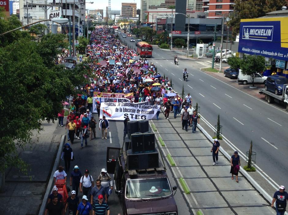Los maestros convocados caminaron cerca de siete kil&oacute;metros desde El Obelisco hacia la Plaza de la Constituci&oacute;n. (Foto: Fredy Hern&aacute;ndez/Soy502)