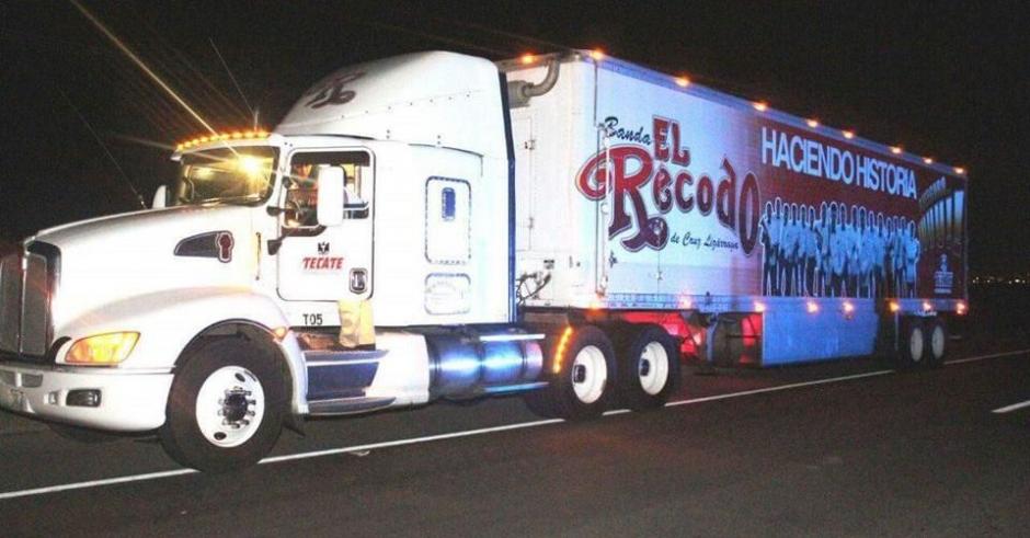 Uno de los cuatro camiones que transporta equipo de la Banda musical El Recodo fue atacado a balazos. (Foto: @Reforma)