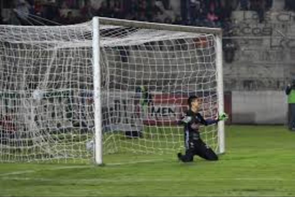 El guardameta cobanero no pudo detener el remate de Junior Andrade. (Foto: Nuestro Diario)