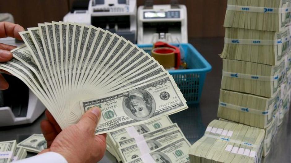 Este m&eacute;todo te recomienda ahorrar diariamente lo equivalente a 2 d&oacute;lares. (Foto: eldiario.es)