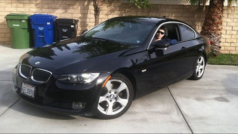 Elliot sentado al volante del BMW con el que realiz&oacute; la masacre. (Foto: Facebook)