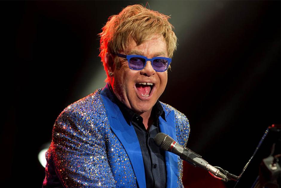 Elton John dijo que el papa es su "h&eacute;roe" por su labor para aceptar a los homosexuales en el seno de la Iglesia Cat&oacute;lica.