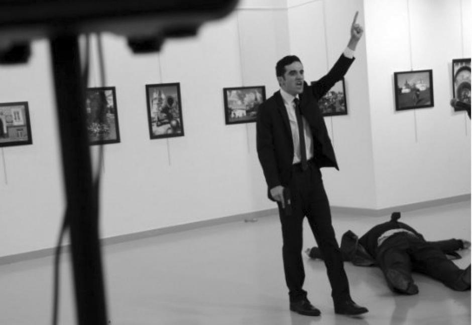 El embajador ruso en Ankara, Andrey Karlov, result&oacute; herido de gravedad este lunes en un ataque armado. (Foto:&nbsp;@13Dagestani)
