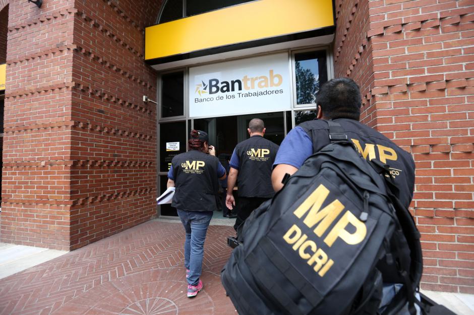 T&eacute;cnicos del Ministerio P&uacute;blico ingresan a la sede central del Banco para embargar las acciones de la entidad paname&ntilde;a DHK Finance Inc, sujeta a un proceso de extinci&oacute;n de dominio. (Foto archivo Soy502)
