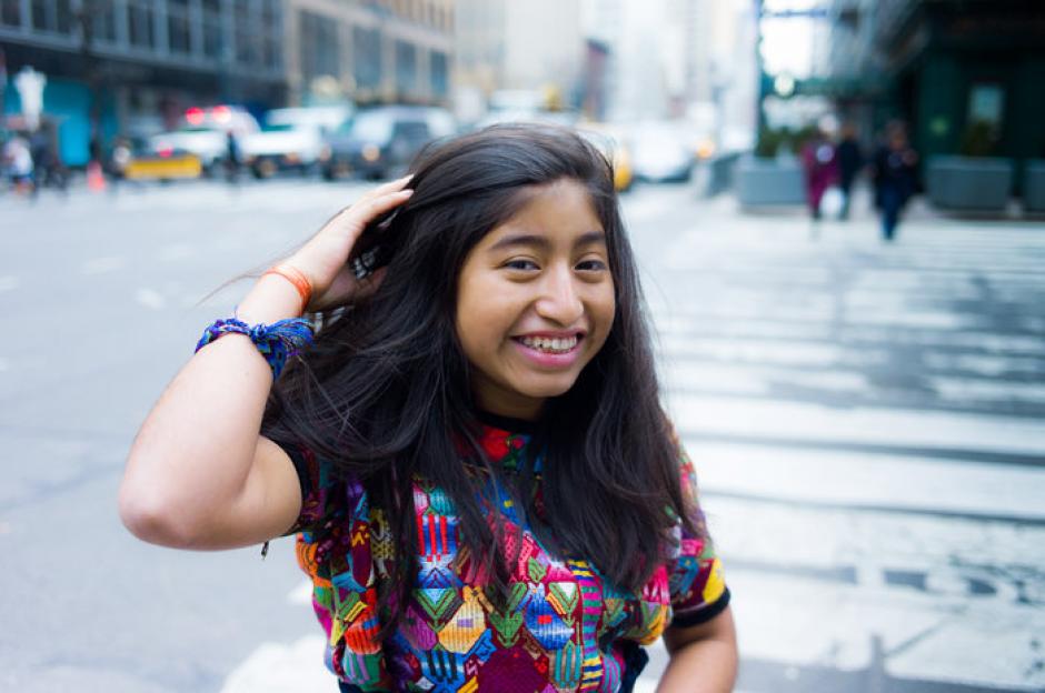 La niña guatemalteca salió de la sede de la ONU y fue abordada por medios locales. (Foto: npr.org)