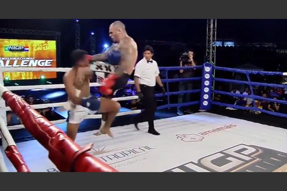 Desde otro &aacute;ngulo el golpe que termina el combate de kickboxing. (Foto: Captura de video)