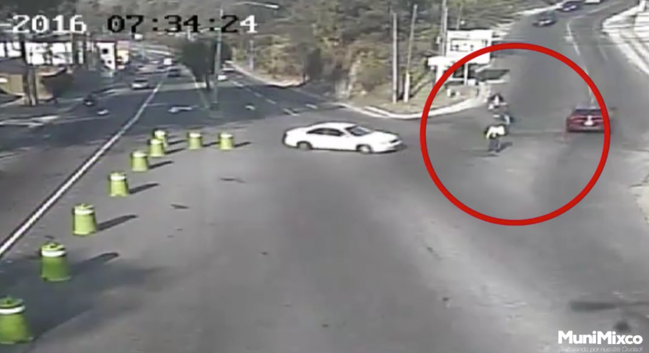 Un conductor atropella a un agente de la PMT de Mixco. (Foto: Tr&aacute;nsito Mixco/Facebook)
