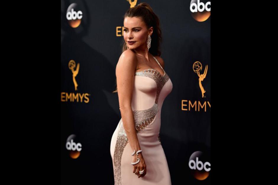 Sofia Vergara desfila por la alfombra roja. Ella es protagonista de Modern Family. (Foto: AFP)