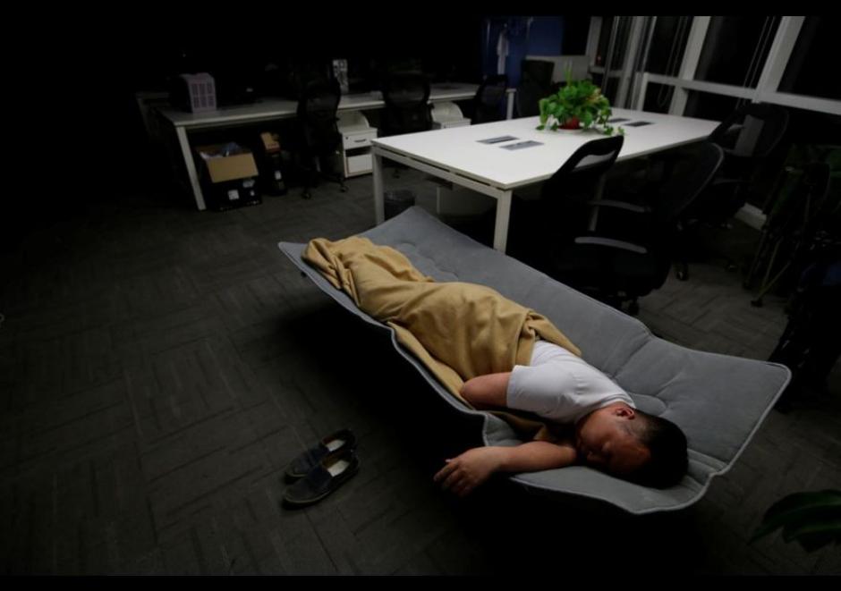 Una cama plegable resulta confortante para Ma Zhen Guo, un ingeniero de sistemas en Renren cr&eacute;dito Management Co. (Foto: El Comercio)