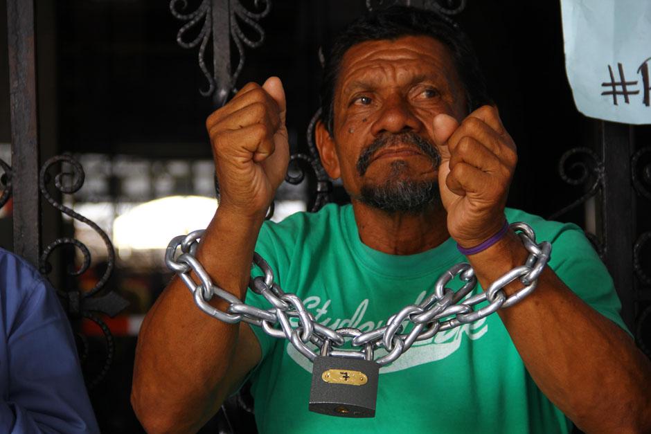Los manifestantes que permanecen encadenados al Palacio Nacional informaron que no se retirarán y continuarán bloqueando el acceso al Palacio. (Foto: Alexis Batres/Soy502)