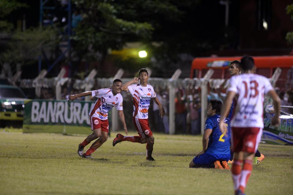 Irvin Mont&uacute;far, canterano de Jutiapa, le dio al triunfo a los Conejos frente a Municipal. (Foto: Nuestro Diario)