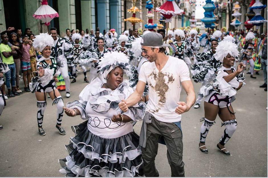 El cantautor espa&ntilde;ol realiz&oacute; esta nueva producci&oacute;n en La Habana, Cuba, donde participaron varias escuelas de baile locales. (Foto: Facebook/Enrique Iglesias)