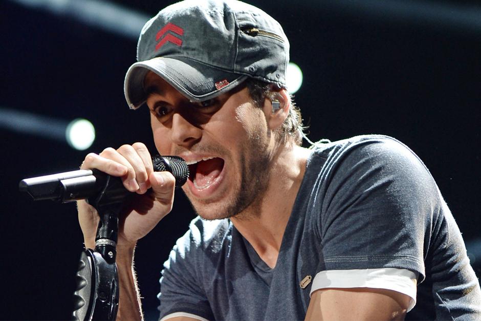 Esta no es la primera vez que critican el talento de Enrique Iglesias sobre un escenario.