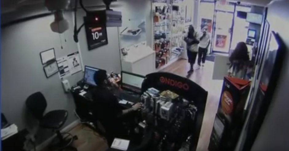 Dos hombres entran con la cara cubierta a una tienda. (Captura de pantalla: Dev Null/YouTube)