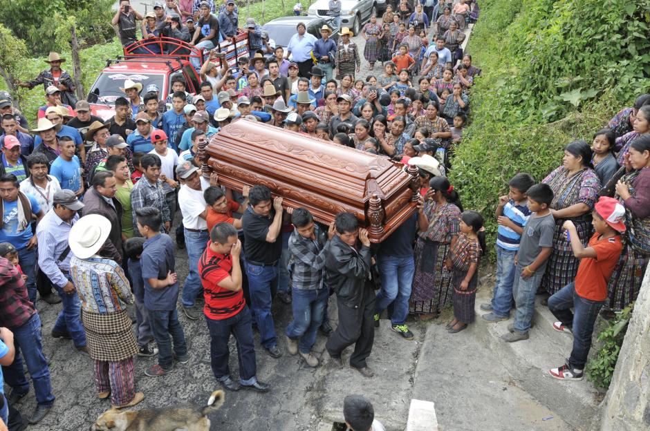 Los familiares enterraron a las v&iacute;ctimas este lunes en Solol&aacute;. &nbsp;(Foto: Alan Lima/Nuestro Diario)&nbsp;