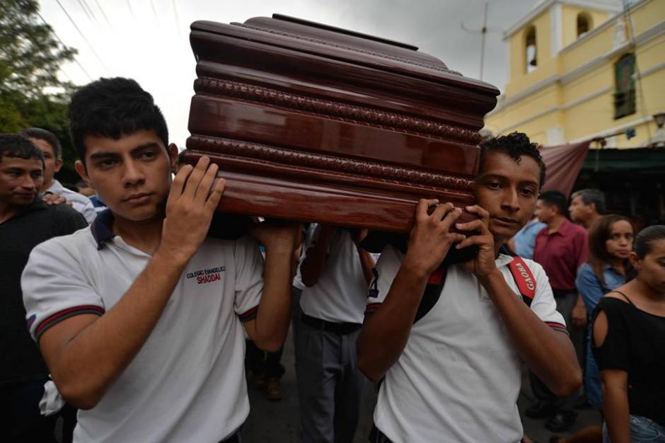 Los alumnos de Gustavo Adolfo Arrecis Pineda cargan su ata&uacute;d.  (Foto: Wilder L&oacute;pez/Soy502)