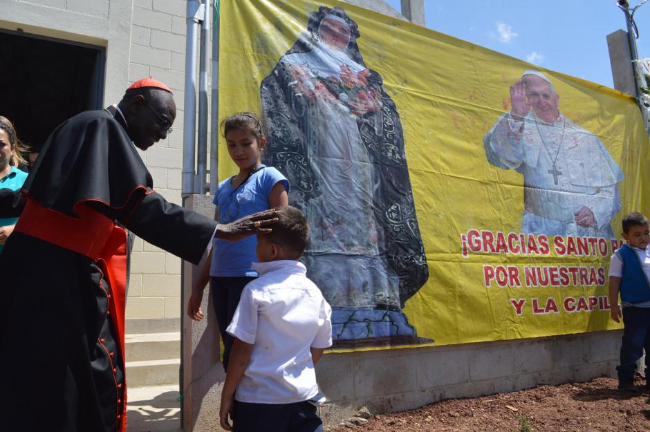 El enviado del papa Francisco, el cardenal Roberth Sarah, saluda a un ni&ntilde;o durante su visita a Santa Rosa, donde entreg&oacute; casas a damnificados por el terremoto &nbsp;de 2011. (Foto: Jos&eacute; S&aacute;nchez/Nuestro Diario)&nbsp;