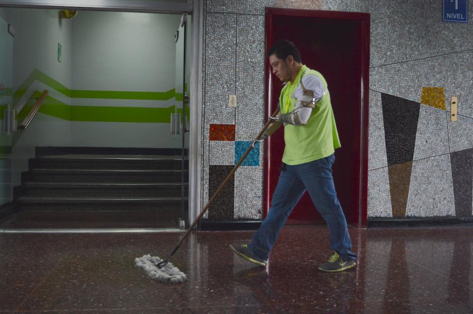H&eacute;ctor Cecaida se levanta temprano todos los d&iacute;as para llegar a su trabajo a tiempo. (Foto: Mar&iacute;a Olga Vega/Soy502)