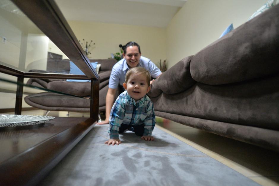 Mart&iacute;n Alvarizaes juega todos los d&iacute;as con su hijo Enrique Mart&iacute;n Alvarizaes. (Foto: Wilder L&oacute;pez/Soy502)