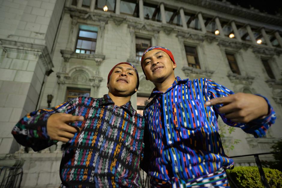 Poes&iacute;a Loca mezcla arte urbano en Tz'utujil. (Foto: Wilder L&oacute;pez/Soy502)