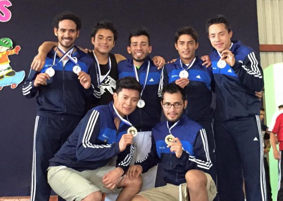 El equipo masculino de karate gan&oacute; la medalla de oro en el Campeonato Centroamericano de Karate. (Foto: COG)