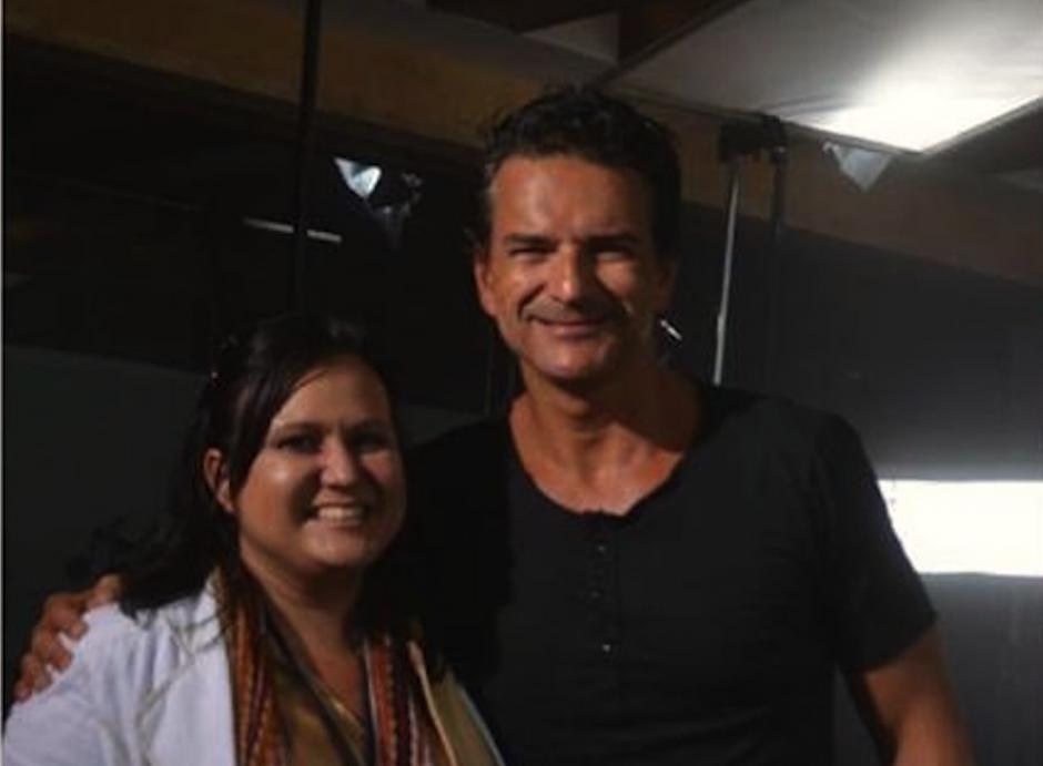 Ricardo Arjona comparte con medios en "La Reunión", aquí posa junto a la corresponsal de Univisión en Guatemala, Ericka Porras. (Foto: Ericka Porras)&nbsp;