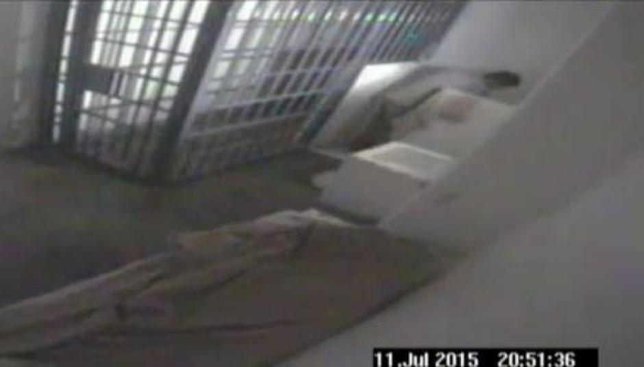 El momento en el que "el Chapo" Guzm&aacute;n se va de la celda.