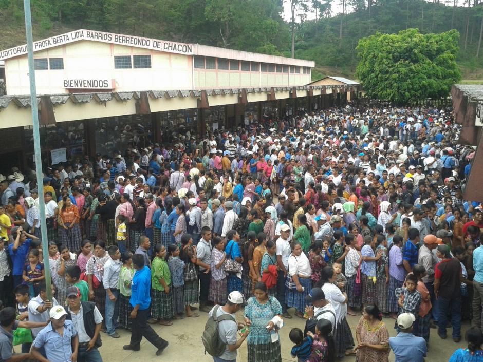 La afluencia de personas para votar fue masiva en la Escuela de Aplicaci&oacute;n Arturo Cruz, Cob&aacute;n, Alta Verapaz. (Foto: Graciela Alixtun/Nuestro Diario)&nbsp;