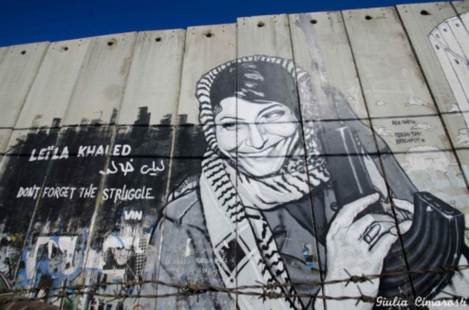 Artistas palestinos pinta murales en las paredes de una escuela. (Foto: AFP)