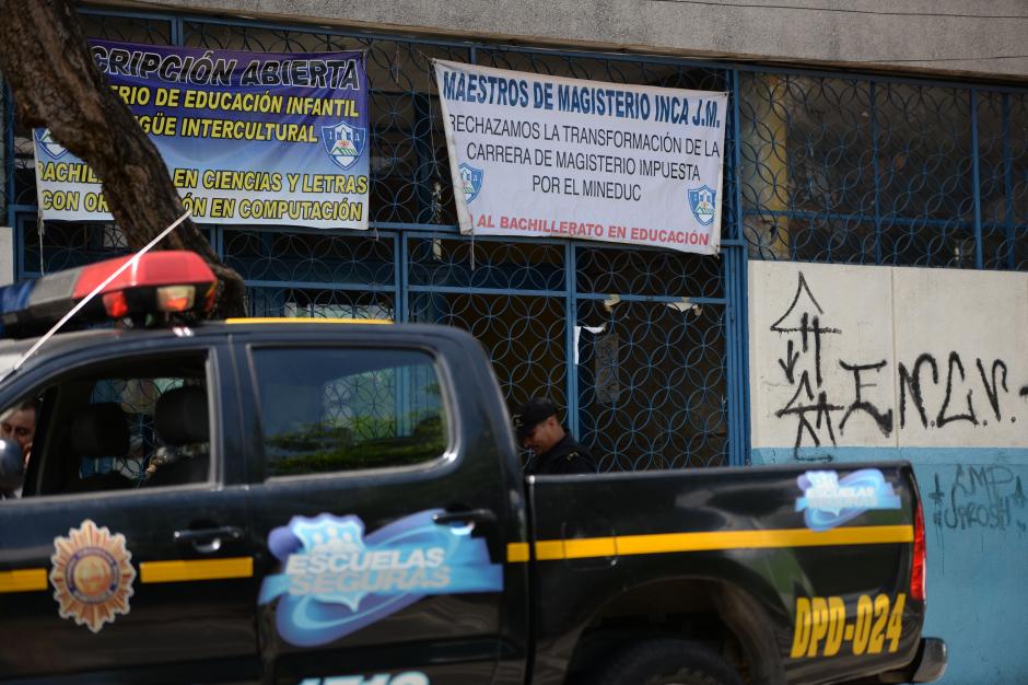El programa Escuelas Seguras empez&oacute; a funcionar en julio de 2009, actualmente dispone de 50 agentes y 13 autopatrullas para brindar seguridad en 35 establecimientos educativos. (Foto: Esteban Biba/Soy502)&nbsp;