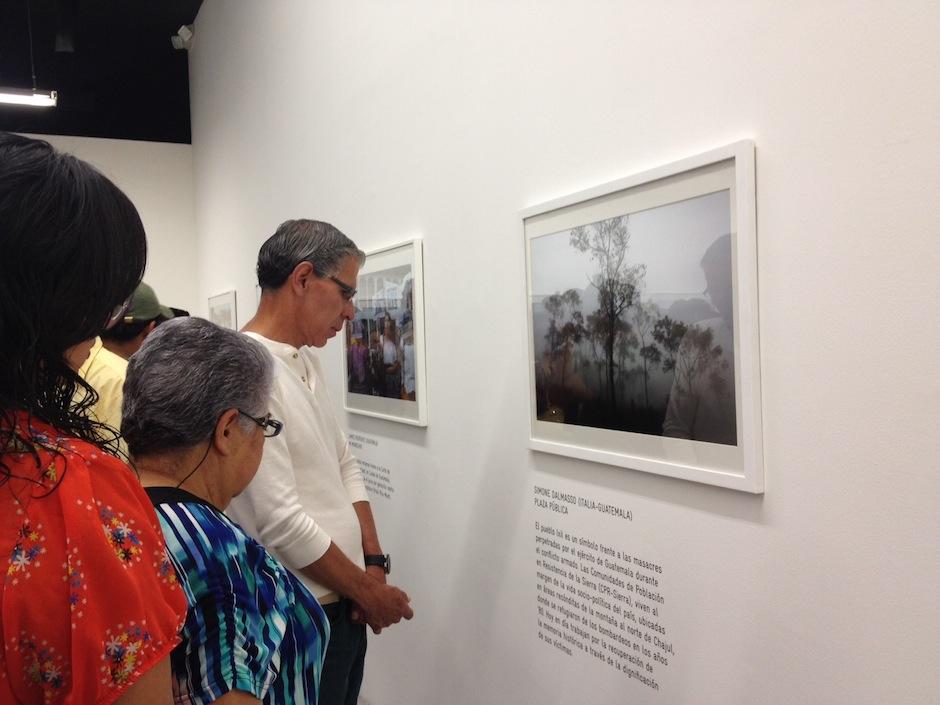 Los asistentes apreciaron las im&aacute;genes m&aacute;s impactantes, realizadas por fotoperiodistas centroamericanos. (Foto: Mois&eacute;s Castillo)&nbsp;