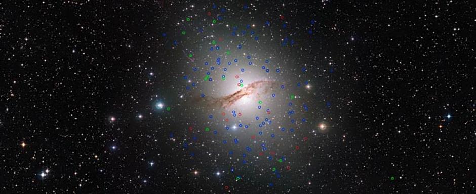 Astr&oacute;nomos han descubierto alrededor de la galaxia gigante Centaurus A varios c&uacute;mulos de estrellas orbitando a su alrededor. (Foto: ESO)