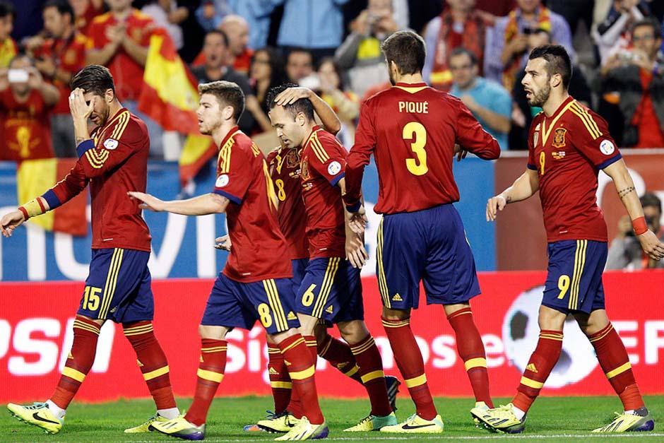 La selecci&oacute;n espa&ntilde;ola, junto con Diego Costa, intentar&aacute;n sacar un buen resultado ante su similar de Italia. (Foto: EFE)